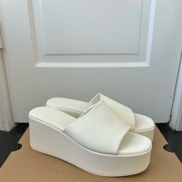 SHEIN Platform Slide Sandals - Picture 2 of 8